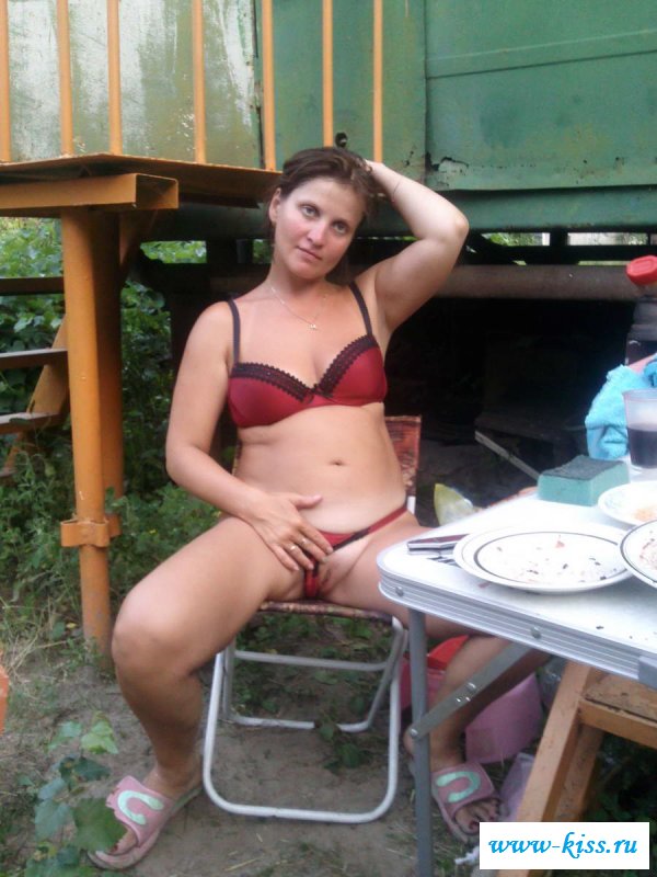 Женщина поигралась с бананом