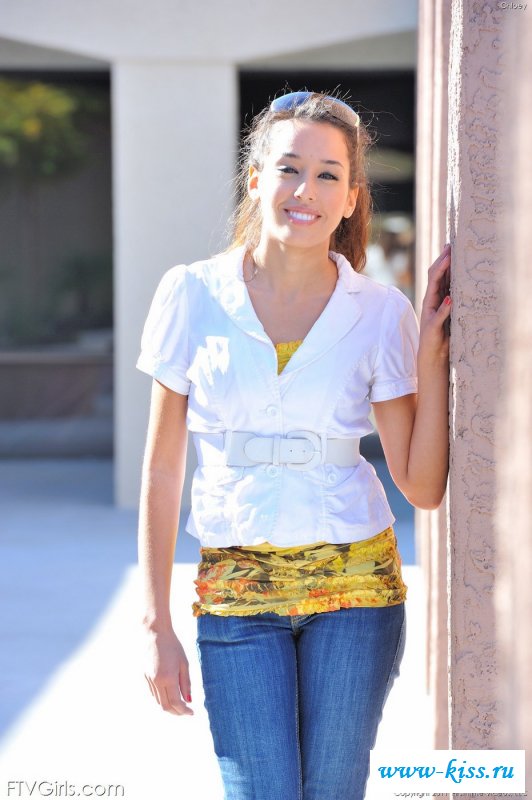 Очаровательная моделька показывает мелкие сиськи