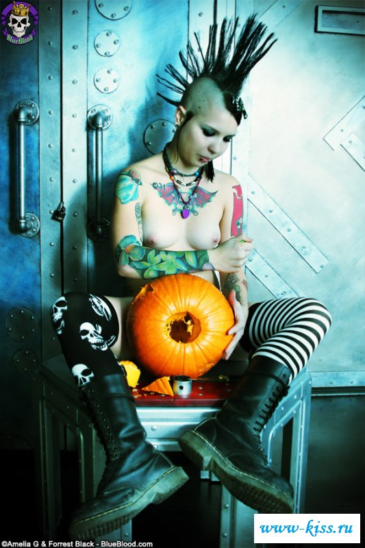  Раздетая готка в татухах кромсает тыкву