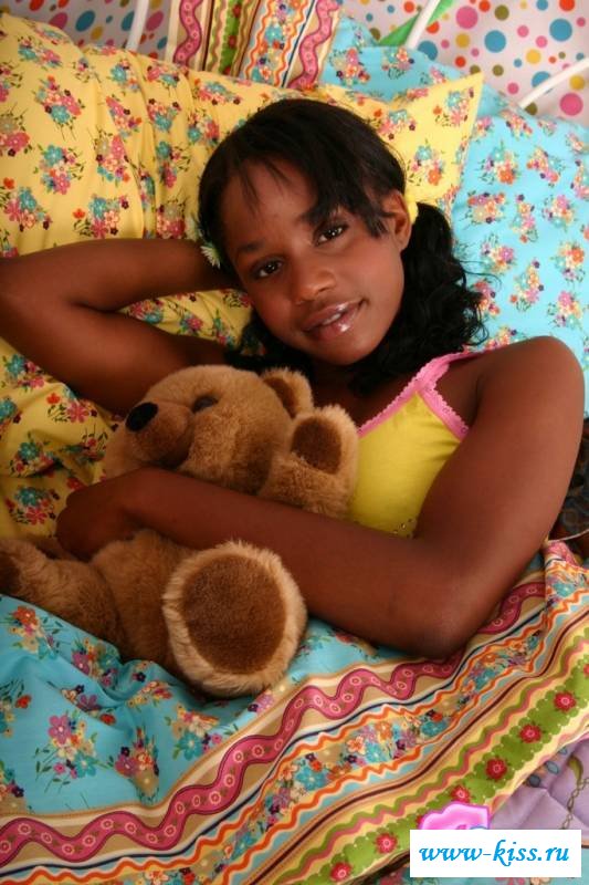 Мартышка показала черные сисички маленькие