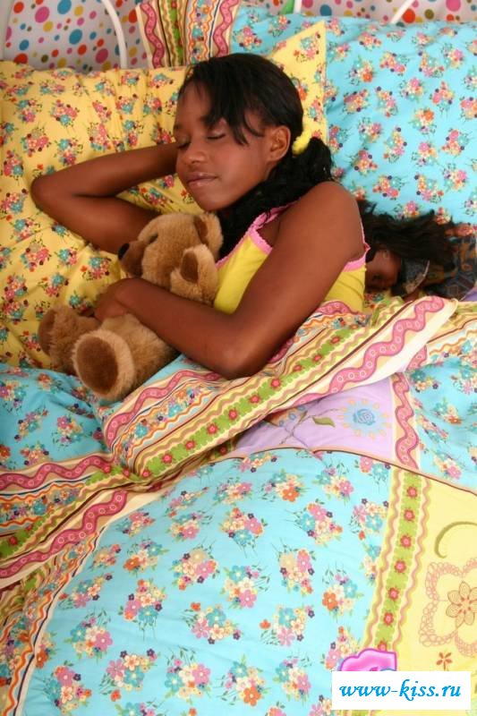 Мартышка показала черные сисички маленькие