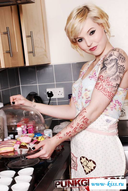 Татуированная голая повариха 