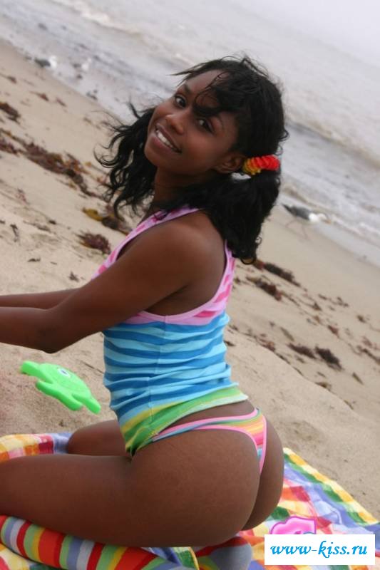 Аппетитная шоколадная попка на побережье