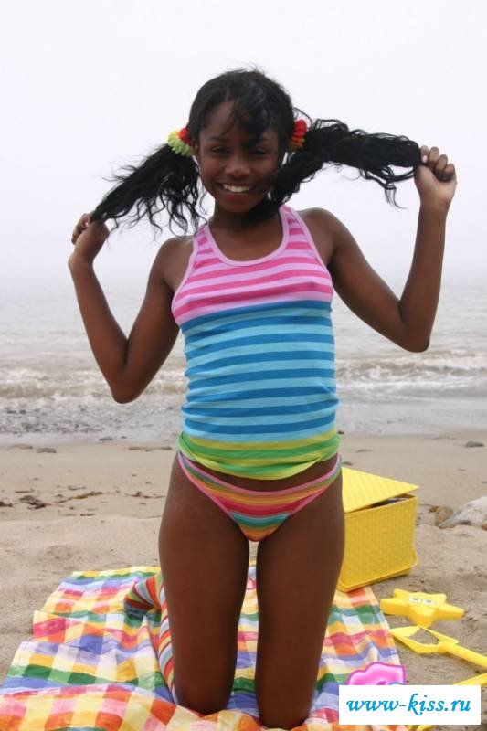 Аппетитная шоколадная попка на побережье