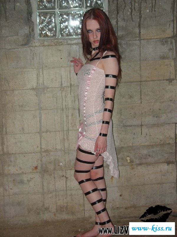 Голенькая вампирша обтянута пластырем