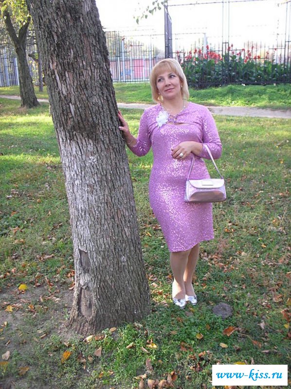 Старушенция легла массировать розовую вагину