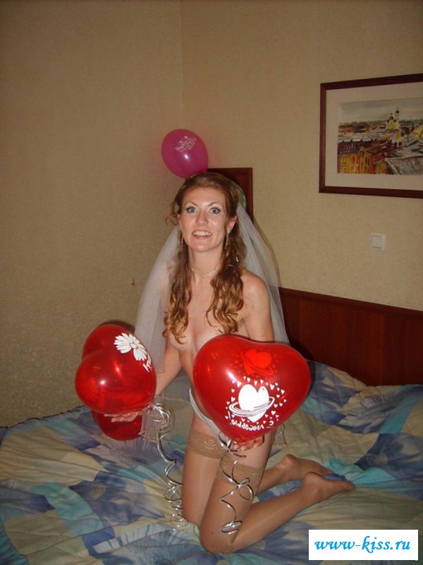 Невеста в одних трусиках играется с шарами
