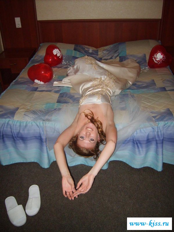 Невеста в одних трусиках играется с шарами