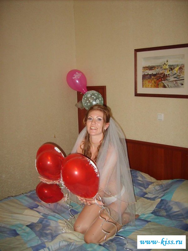 Невеста в одних трусиках играется с шарами