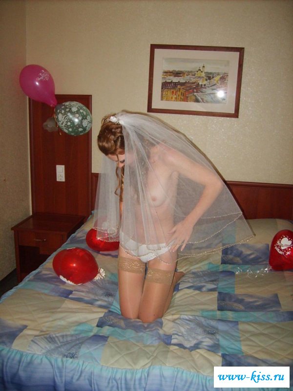 Невеста в одних трусиках играется с шарами