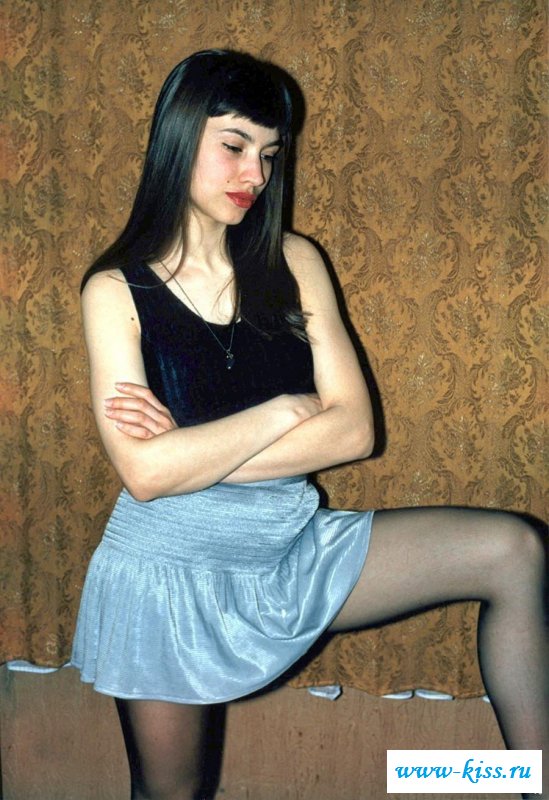 Брюнетка зареклась брить мохнатую писечку