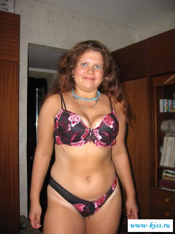 Голенькая толстенькая хохлушка мяла титьки