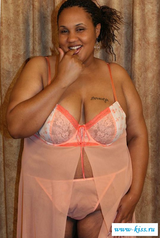 Приличные мясистые груди с татухой