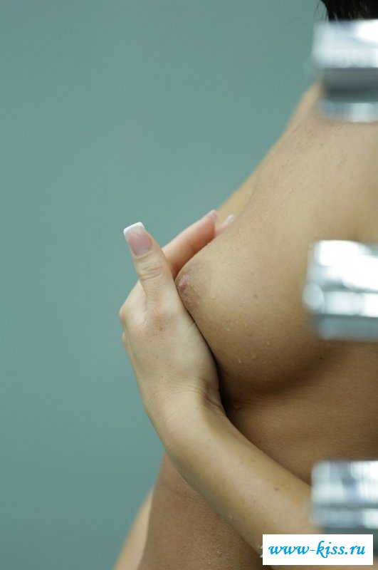 У голой сексуальной чиксы современная кабинка