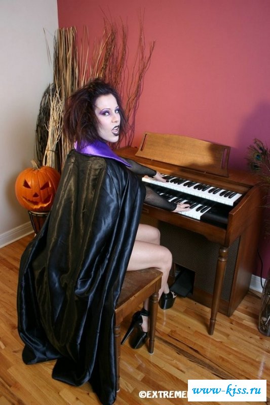 Страшилка с хорошенькими голыми сисярами