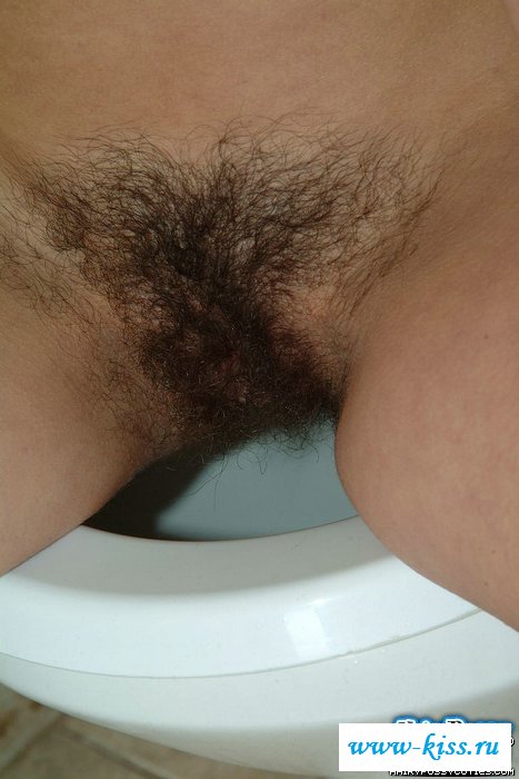 Голая женщина забыла закрыть дверь