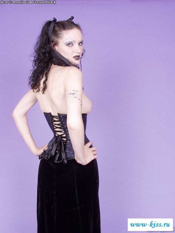 Телочка в образе голой вампирши