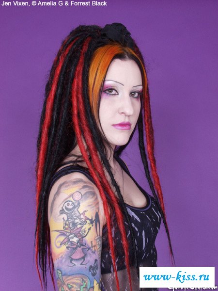 Обколотая татухами раздетая фурия