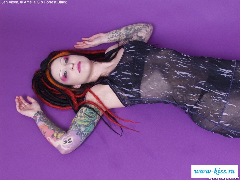 Обколотая татухами раздетая фурия