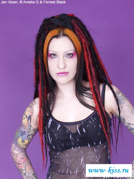 Обколотая татухами раздетая фурия