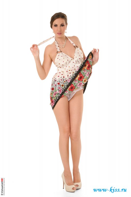 Уговорили провинциалку обнажить прекрасные сиськи