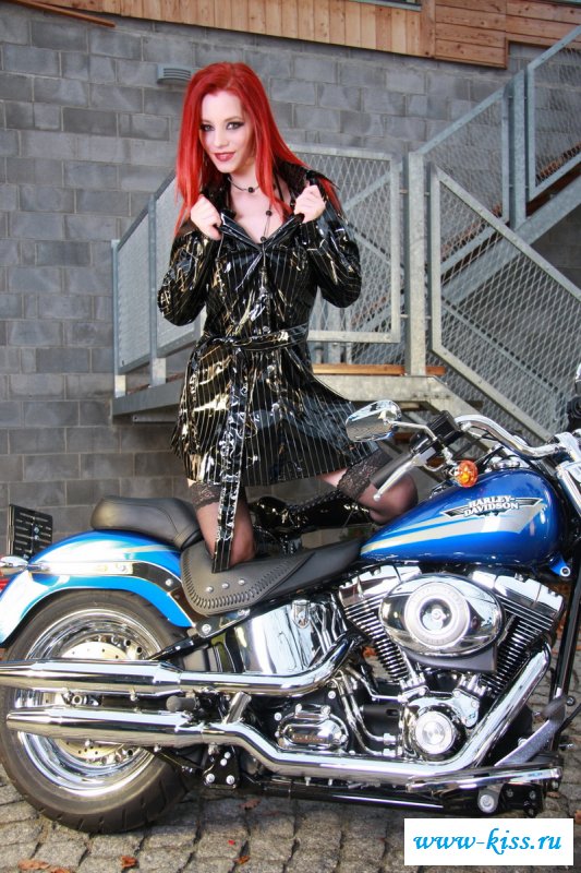 Сфоткается на мото с обнаженной задницей