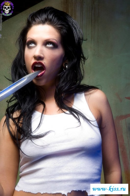  Эротичная девочка-вамп с пошлыми губами
