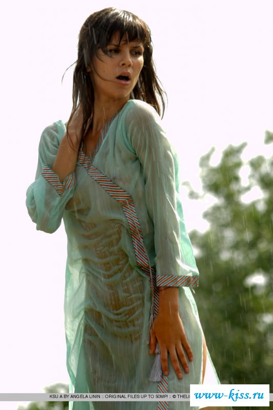 Стройняга голая прогуливается после дождя 