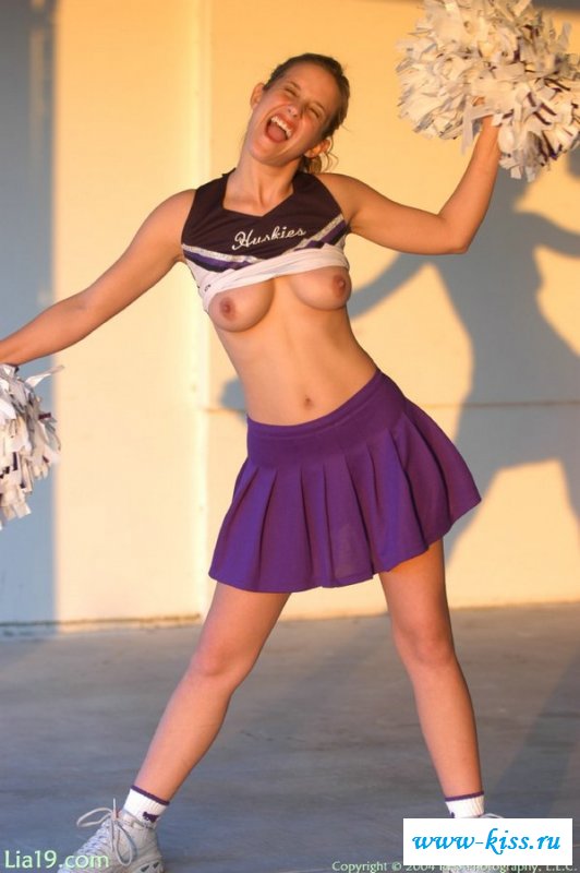 Эротичные фото размахивающей помпонами голой фанатки