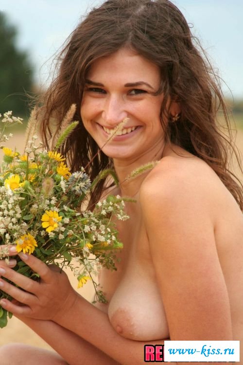 Бесбашенная сучка оказалась голышом на природе