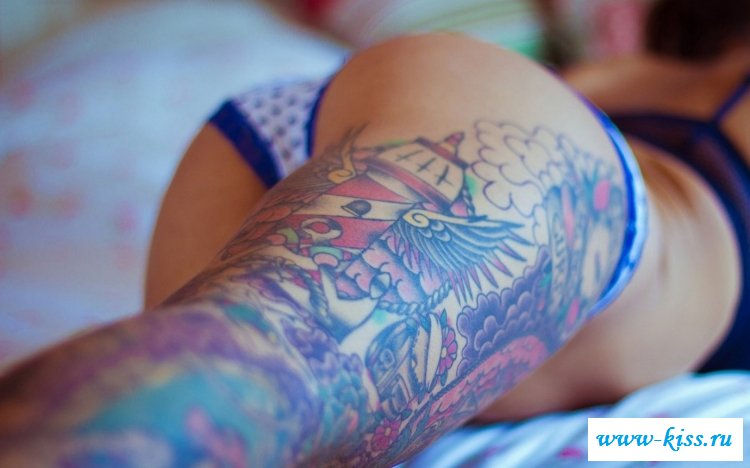 Голые сучки манят своими татуировками - фото