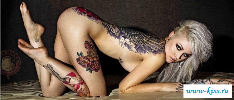 Голые сучки манят своими татуировками - фото