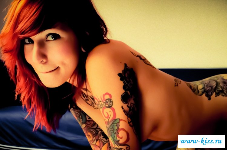 Голые сучки манят своими татуировками - фото