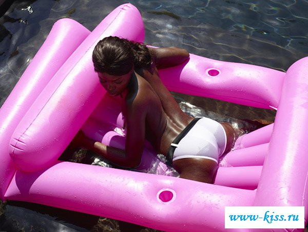 Пялимся на оттопыренную попочку у голой негритяночки