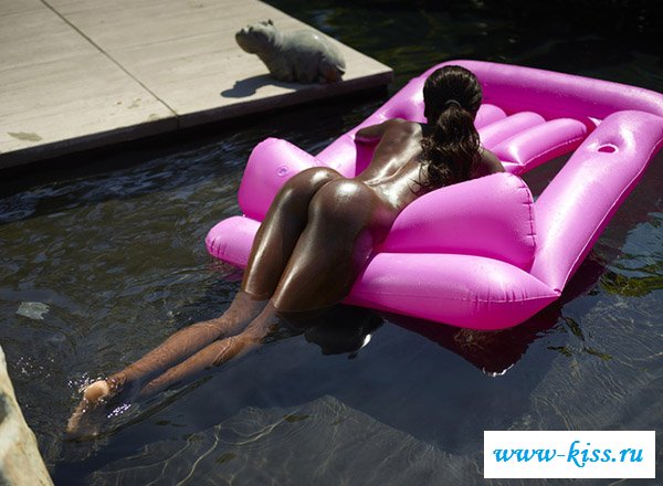 Пялимся на оттопыренную попочку у голой негритяночки