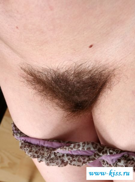 Безумно волосатая киска у дамочки