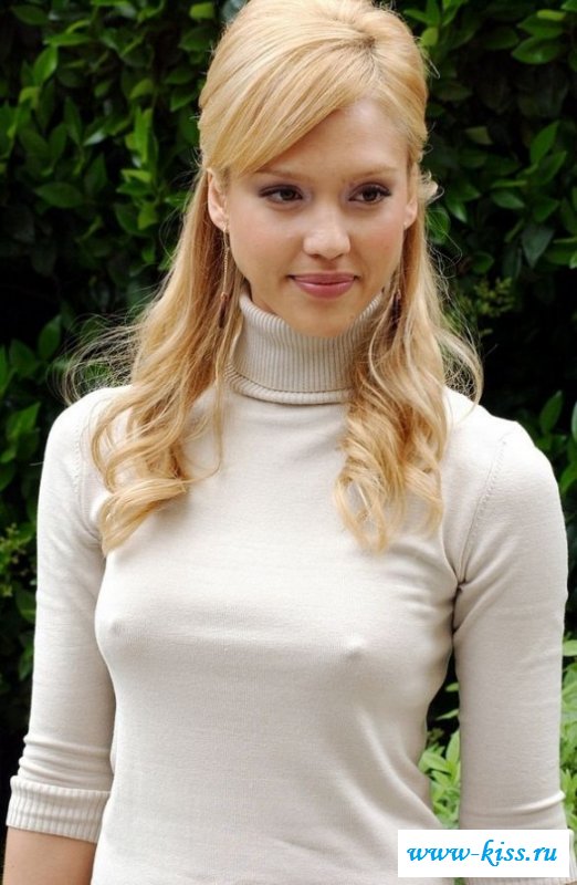 Торчащие сосочки знаменитости Jessica Alba