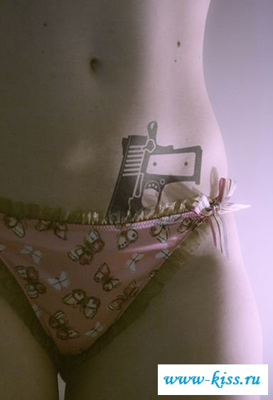 Привлекательные голые тела сучек с татуировками