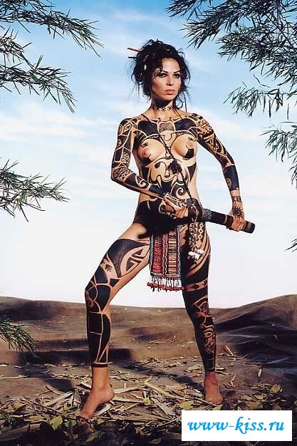 Привлекательные голые тела сучек с татуировками