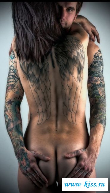 Привлекательные голые тела сучек с татуировками