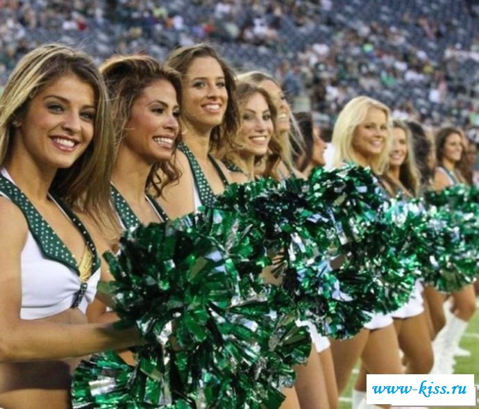 Соблазны от интенсивных полу голых черлидерш - фото