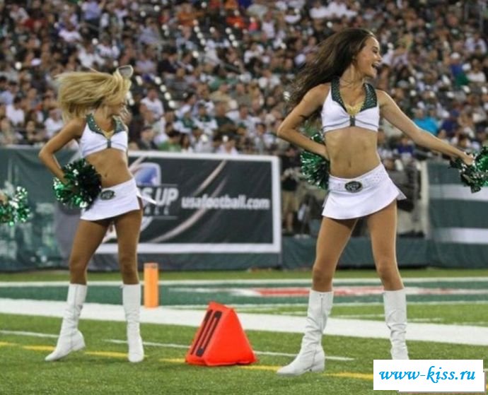 Соблазны от интенсивных полу голых черлидерш - фото