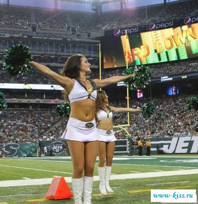 Соблазны от интенсивных полу голых черлидерш - фото