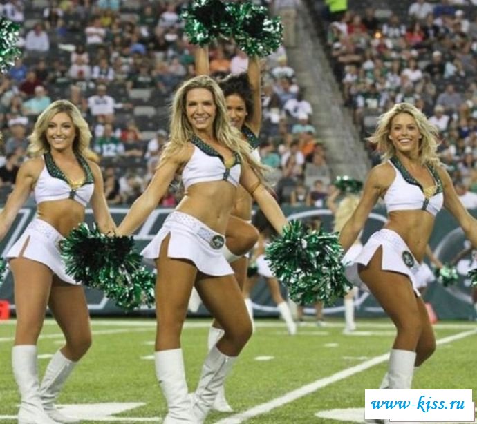 Соблазны от интенсивных полу голых черлидерш - фото