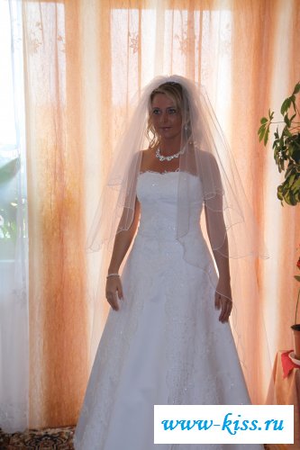 В белых нарядах девушки смотрятся сексуально