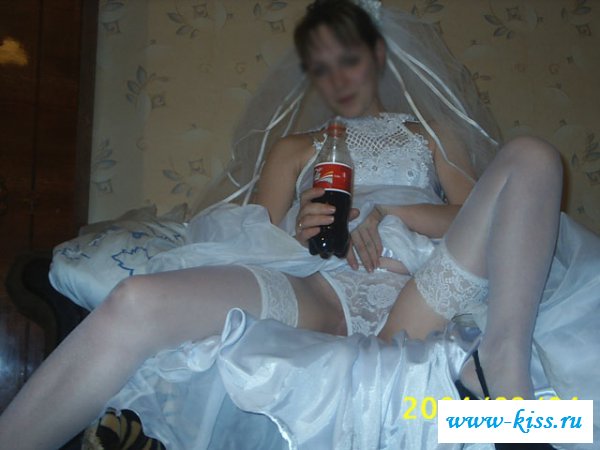 В белых нарядах девушки смотрятся сексуально