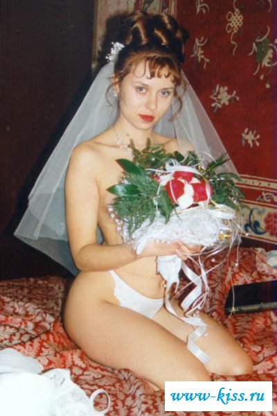 В белых нарядах девушки смотрятся сексуально