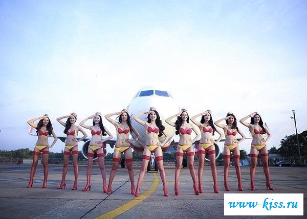 Азиатские стюардессы на вечеринке в нижнем белье