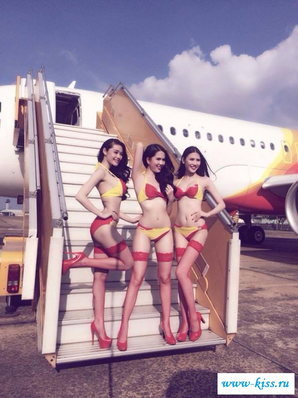 Азиатские стюардессы на вечеринке в нижнем белье