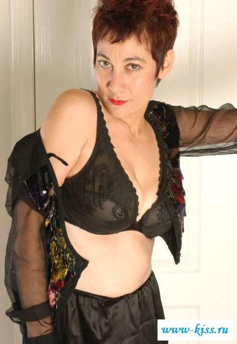 Дряблое тело старушки в чёрном белье